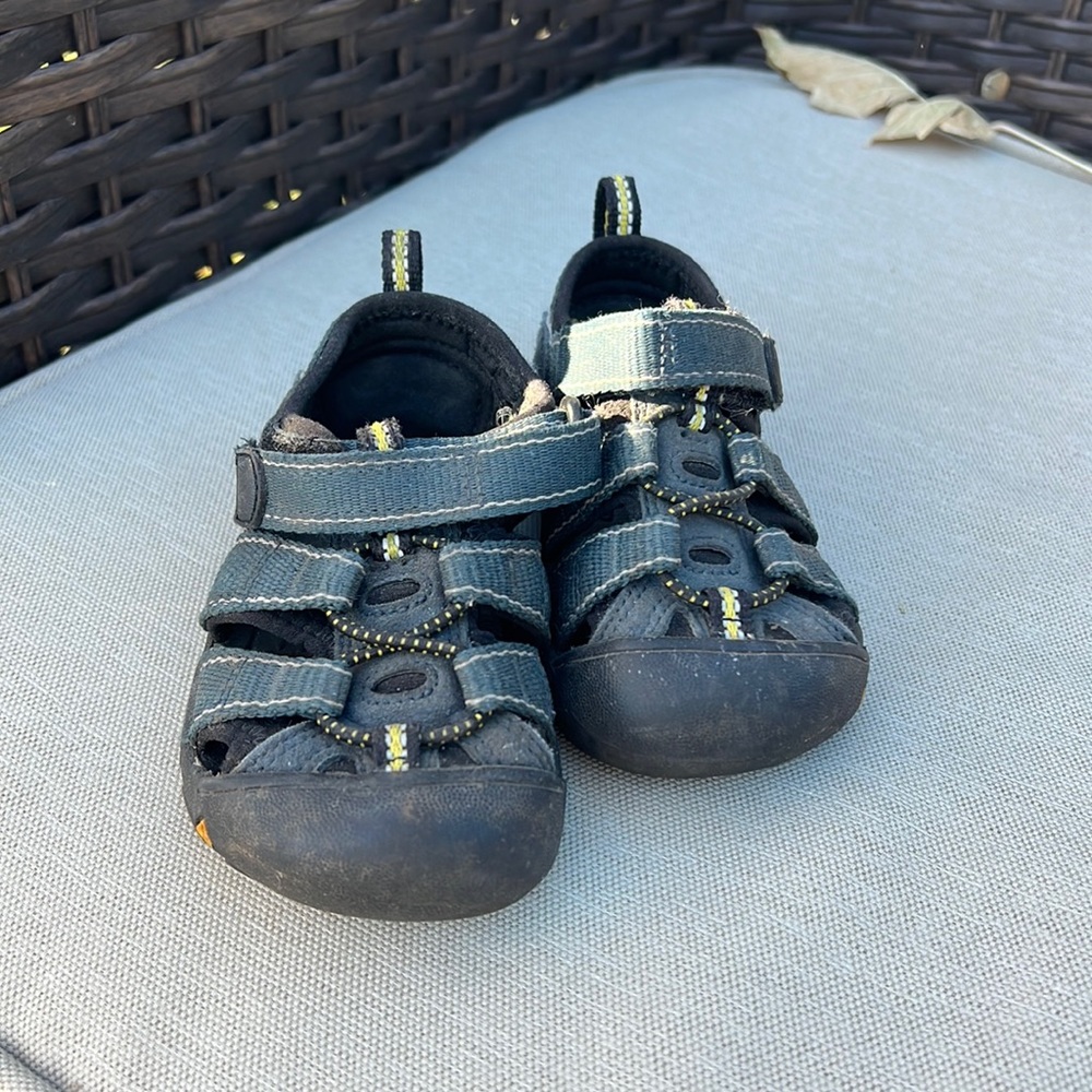 Keen kid sandals size 5
